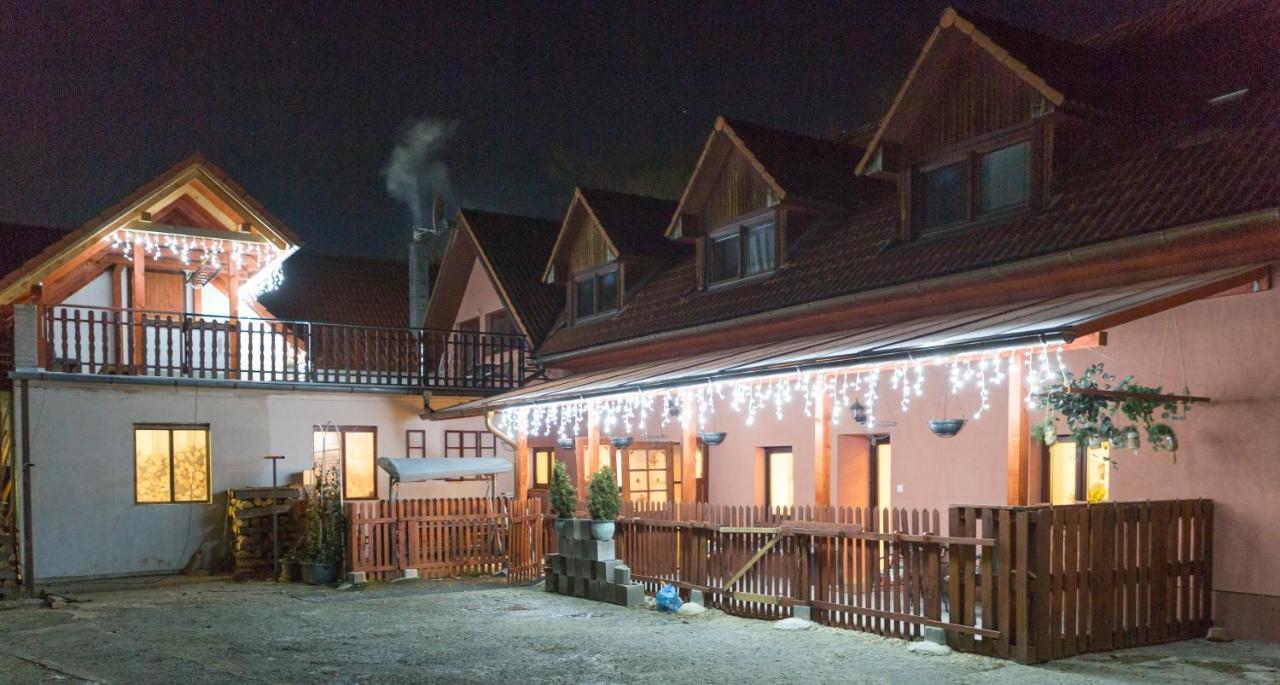 Ubytovanie Adina Poltár Exterior foto
